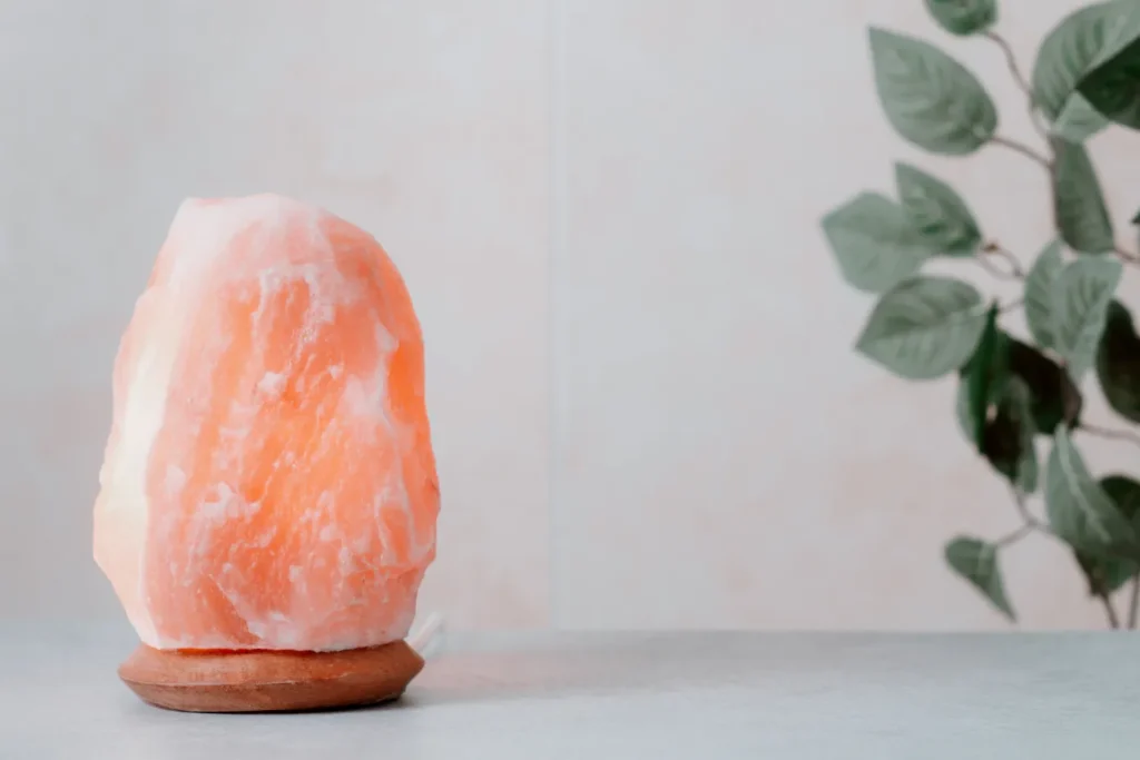Benefits of using a Himalayan salt lamp at bed room